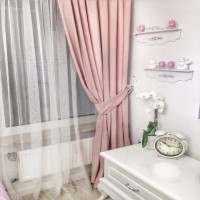 Pembe tonlarının beyaz mobilyalarla kullanıldığı zarif bir ev..