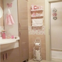 Mavi, pembe ve çiçek desenlerle country bir ev