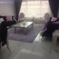 Klasik stili ve mor renk vurgusuyla şık ve gösterişli bir ev..