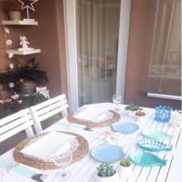 Beyazın canlı renklerle kombinlendiği içimizi açan bir ev