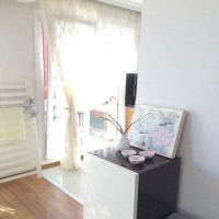 Açık renklerle döşenmiş içimizi açan ferah bir ev..