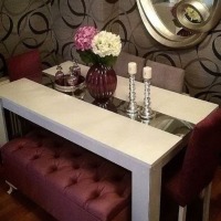 Aygül Hanım'ın bordo ve gümüş ağırlıklı şık salonu