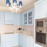 Mavi ve beyaz bir mutfak..