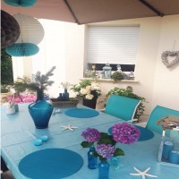 Yeşil ve çiçeklerin odakta olduğu zarif ve huzurlu bir ev