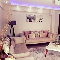 Genç çiftin modern ve şık evinde misafiriz.