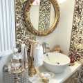 Altın renk vurgusu, floral desenler. Seda hanımın banyo dekoru..