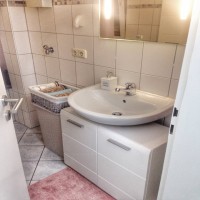 Pembe tonlarının beyaz mobilyalarla kullanıldığı zarif bir ev..