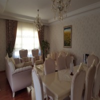 Serap hanım'ın yumuşak ve dinlendirici renklerle döşenmiş iç açıcı evi