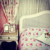 Turkuaz yeşile zarif mobilyaların eşlik ettiği keyifli bir ev..