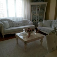 Beyazlar içinde klasik stil şık bir salon..