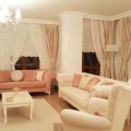 Sevil hanımın yumuşak tonlarda, sade ve şık evi..