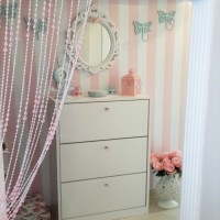 Mavi, pembe ve çiçek desenlerle country bir ev