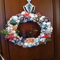 Sahilden toplanan deniz kabuklarından kapı süsü