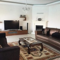 Farklı stil ve renklerin bir araya geldiği özenli ve zarif bir ev..