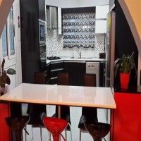 Selcan Hanım'ın kırmızı, siyah ve beyaz evi