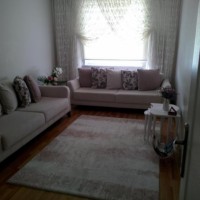 Yeşil vurgusu ve yumuşak renk ve desenlerle döşenmiş naturel bir ev..