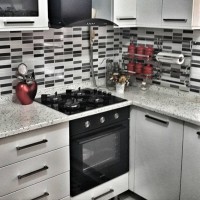 Seval Hanım'ın iç açıcı ve cıvıl cıvıl evinde ev gezmesindeyiz..