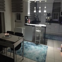 Selda Hanım'ın maviyle renklendirdiği modern mutfağı..