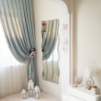 Mavi, pembe ve çiçek desenlerle country bir ev