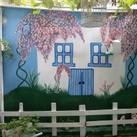 Tuba hanım'ın boyadığı bahçe duvarı