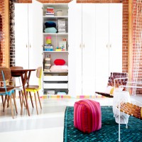 Dolap süpürgeliklerini kaplayarak odanıza renk katma..