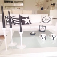 Beyazın canlı renklerle kombinlendiği içimizi açan bir ev