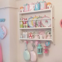 Mavi, pembe ve çiçek desenlerle country bir ev