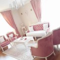 Klasik stilde pembe ve beyaz ağırlıklı bir ev..