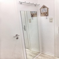 Pembe tonlarının beyaz mobilyalarla kullanıldığı zarif bir ev..