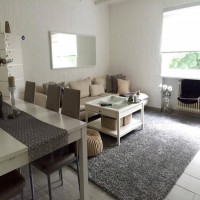 Gri, bej ve beyazla sade ve dinlendirici bir ev