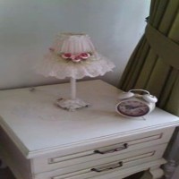 Pastel pembe ve yeşillerle country stil bir yatak odası