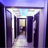 Genç çiftin modern ve şık evinde misafiriz.