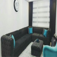 Siyah mobilyaların maviyle hareketlendiği modern bir dekor..