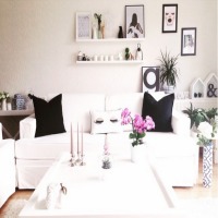 Gülseren Hanım'ın aksesuar ve mevsim çiçekleriyle renklenen beyaz evi