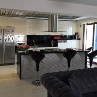 Koyu renklere kırmızı vurgusuyla stil sahibi bir ev..