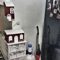 Seval Hanım'ın iç açıcı ve cıvıl cıvıl evinde ev gezmesindeyiz..