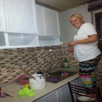 Neşe Hanım'ın beyaza boyadığı koyu renk mutfak dolapları