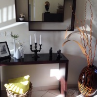 Yeşil ve çiçeklerin odakta olduğu zarif ve huzurlu bir ev