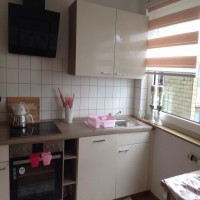 Pembe tonlarının beyaz mobilyalarla kullanıldığı zarif bir ev..