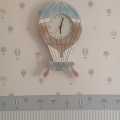 Uçan balon konseptiyle hayalci ve neşeli bir çocuk odası.