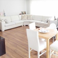 Açık renklerle döşenmiş içimizi açan ferah bir ev..