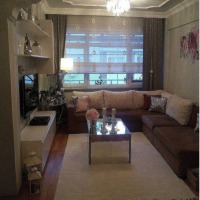 Aygül Hanım'ın bordo ve gümüş ağırlıklı şık salonu