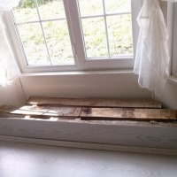 Pembe bir köy evinde artan parkeden cumbaya sedir yapımı