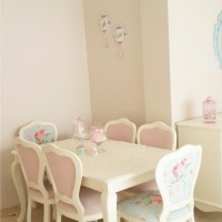 Mavi, pembe ve çiçek desenlerle country bir ev