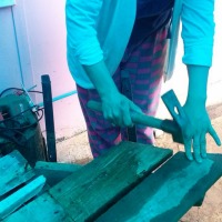 Pembe bir köy evinde artan parkeden cumbaya sedir yapımı