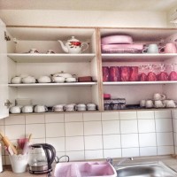 Pembe tonlarının beyaz mobilyalarla kullanıldığı zarif bir ev..