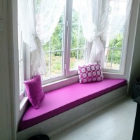 Pembe bir köy evinde artan parkeden cumbaya sedir yapımı