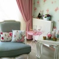 Beyhan hanımın pastel pembe, mavi ve yeşillerle country stil evi.