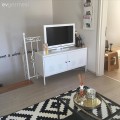 Bengü hanımın sade mobilyaları canlı renklerle tamamladığı modern evi.
