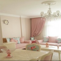 Mavi, pembe ve çiçek desenlerle country bir ev